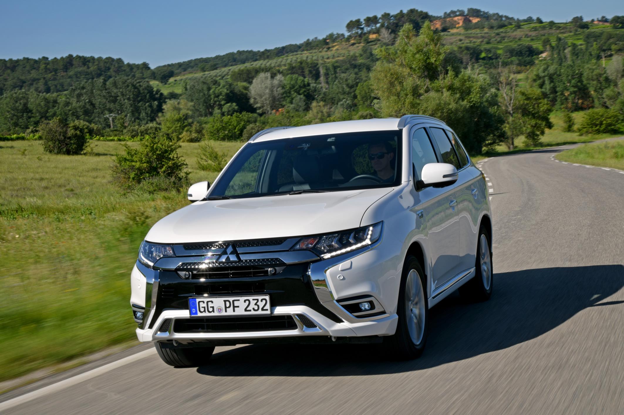 2019 MITSUBISHI OUTLANDER PHEV: ELECTRIC AND MORE