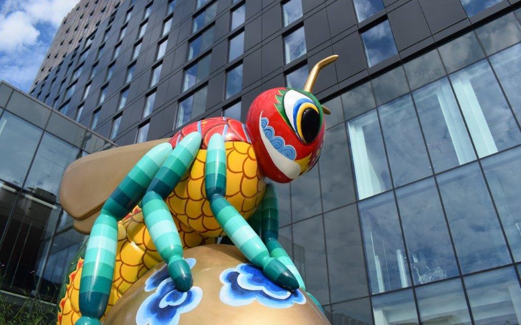 Dual-branded Crowne Plaza and Staybridge Suites Manchester – Oxford Road hotel unveils artist and design for Bee in the City