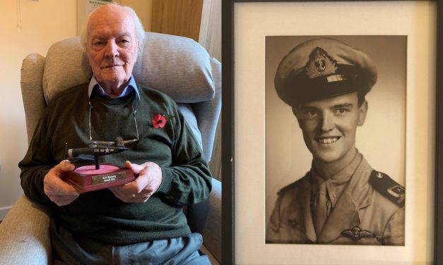 WW2 fighter pilot among those paying respects on Remembrance Day