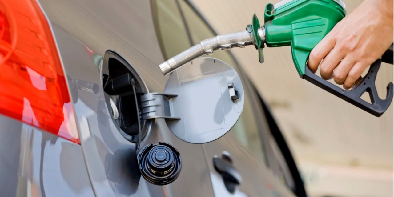 RAC calls on fuel retailers to cut prices after oil price tumbles