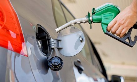 RAC calls on fuel retailers to cut prices after oil price tumbles