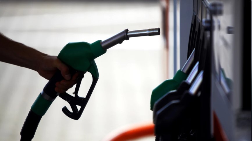 Cost of refuelling a car at lowest level in four years after oil price plummets
