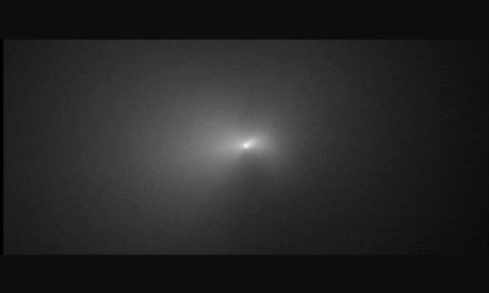 Hubble Snaps Close-Up of Celebrity Comet NEOWISE