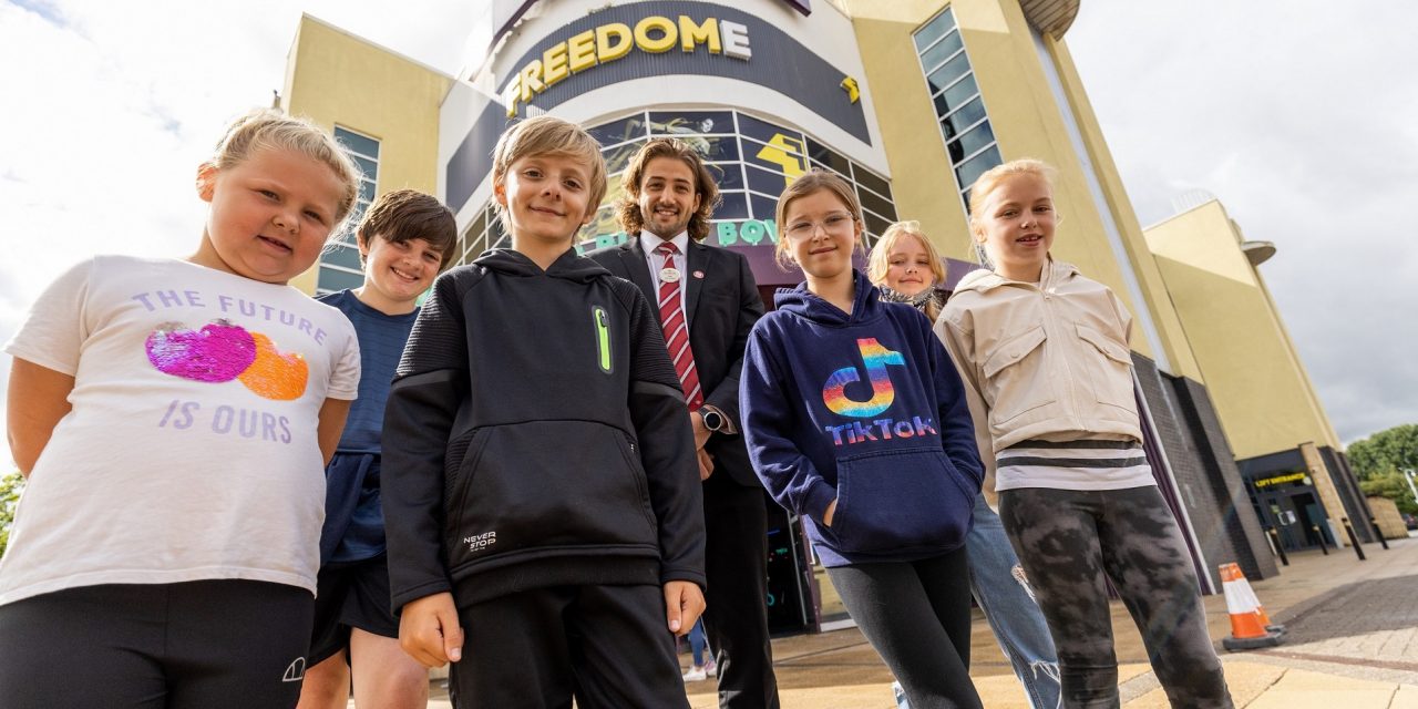 YOUNG CARERS ENJOY A DAY OUT ON REDROW