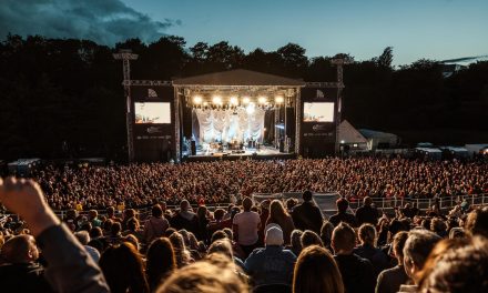Stereophonics rock Scarborough – and make Yorkshire couple’s wedding day extra special