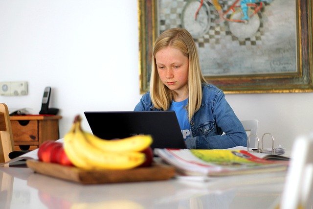 Leading optician reveals the impact screens are having on Manchester children’s overall wellbeing