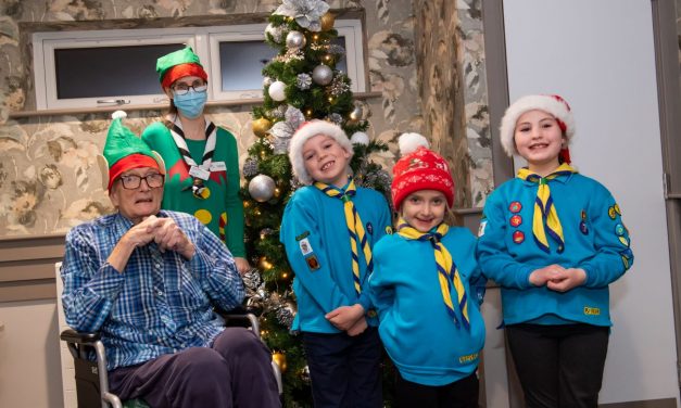 Beavers help Cheadle Manor light up for Christmas