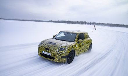 Winter testing: The new fully electric MINI 3-Door Hatch on snow and ice.