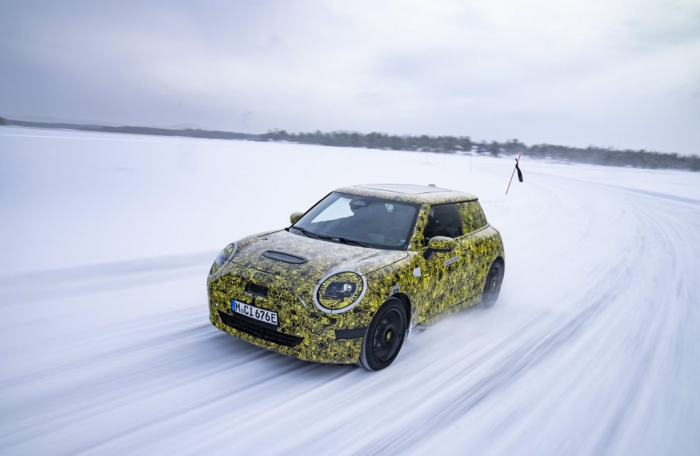 Winter testing: The new fully electric MINI 3-Door Hatch on snow and ice.