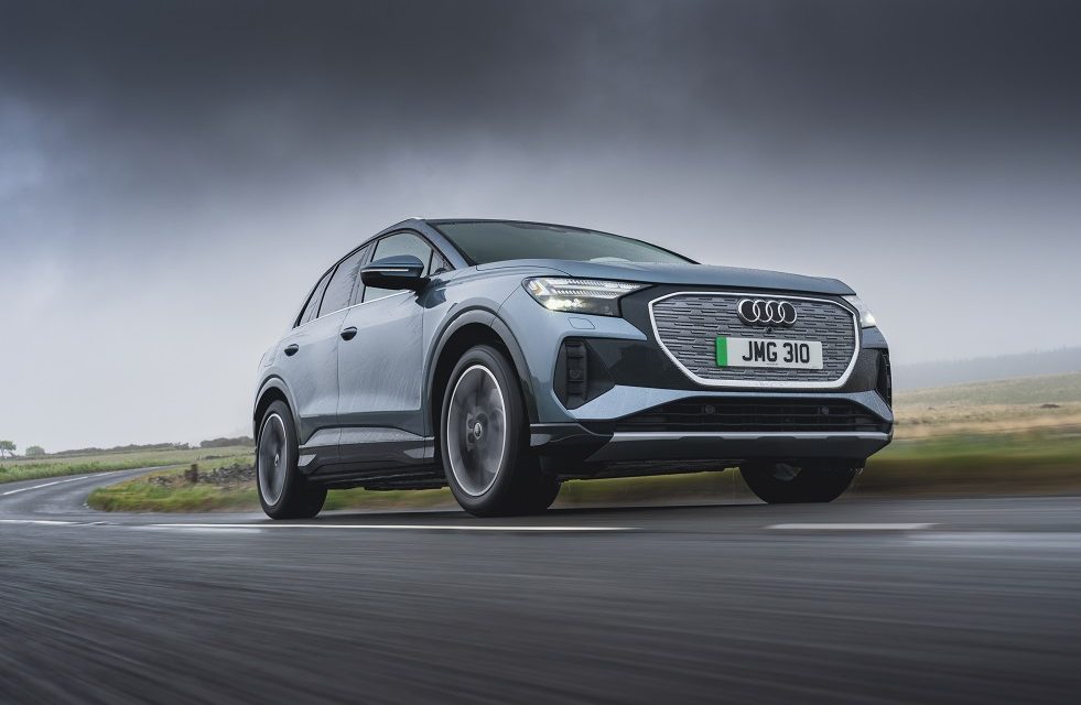 Pilot project started: Faulty car glass to be turned into new windowpanes for the Audi Q4 e-tron
