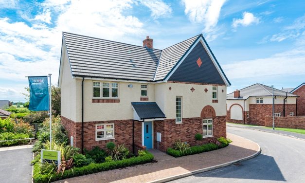 LIVE LIKE ROYALTY IN BEAUTIFUL WREA GREEN