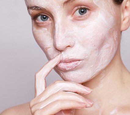 Three Reasons Self-Tanning Beats Sunbathing or Using Sunbeds