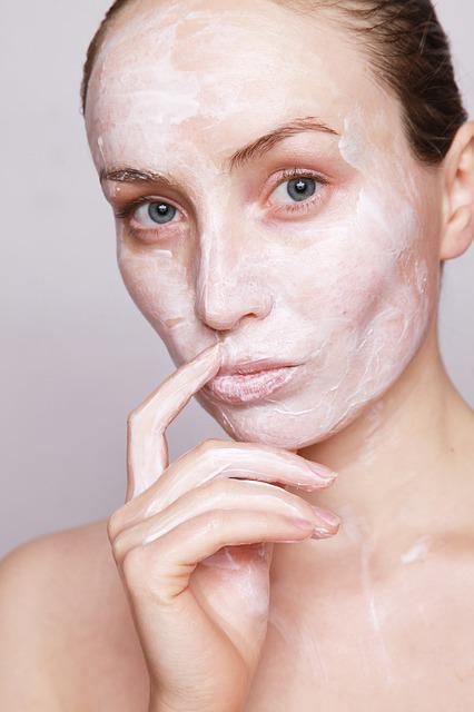 Three Reasons Self-Tanning Beats Sunbathing or Using Sunbeds