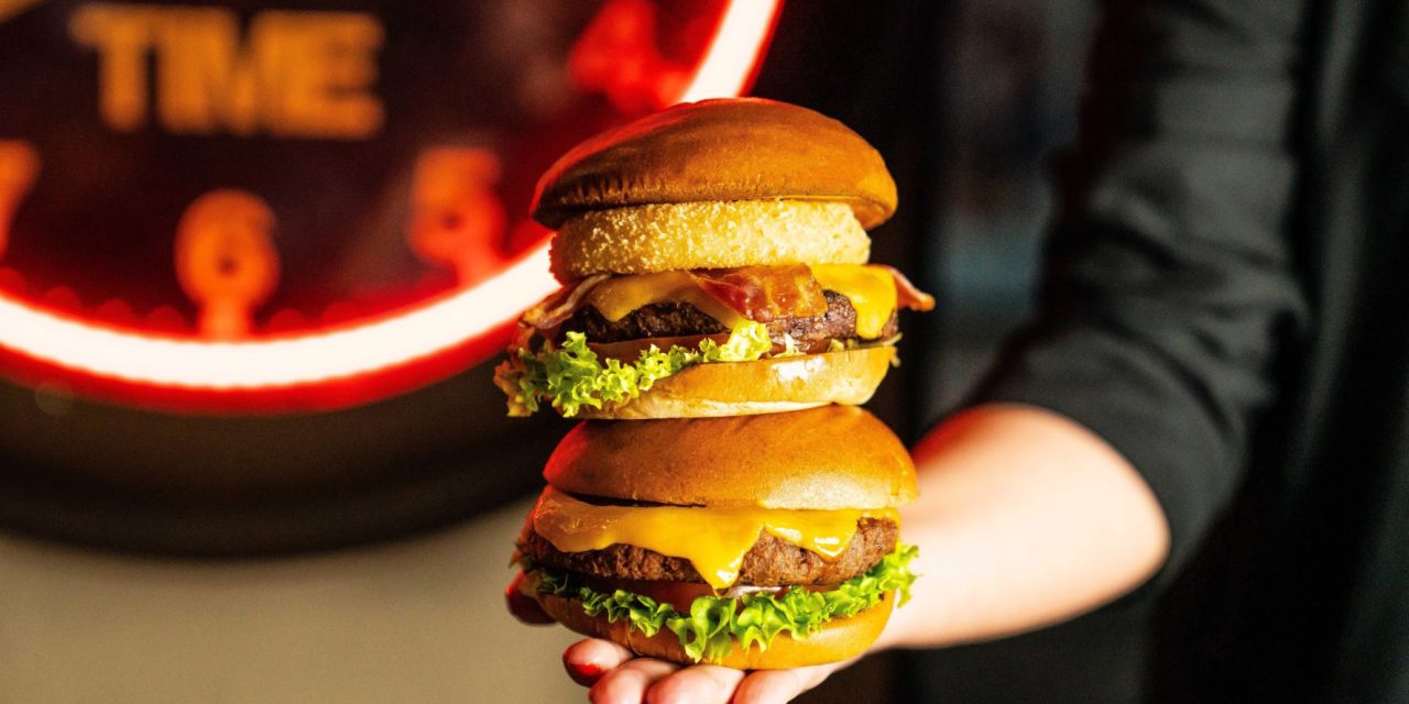 IT’S ‘BUY ONE, GET ONE FREE’ ON ALL BURGERS AT HARD ROCK CAFE MANCHESTER FOR NATIONAL BURGER DAY
