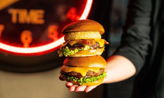 IT’S ‘BUY ONE, GET ONE FREE’ ON ALL BURGERS AT HARD ROCK CAFE MANCHESTER FOR NATIONAL BURGER DAY