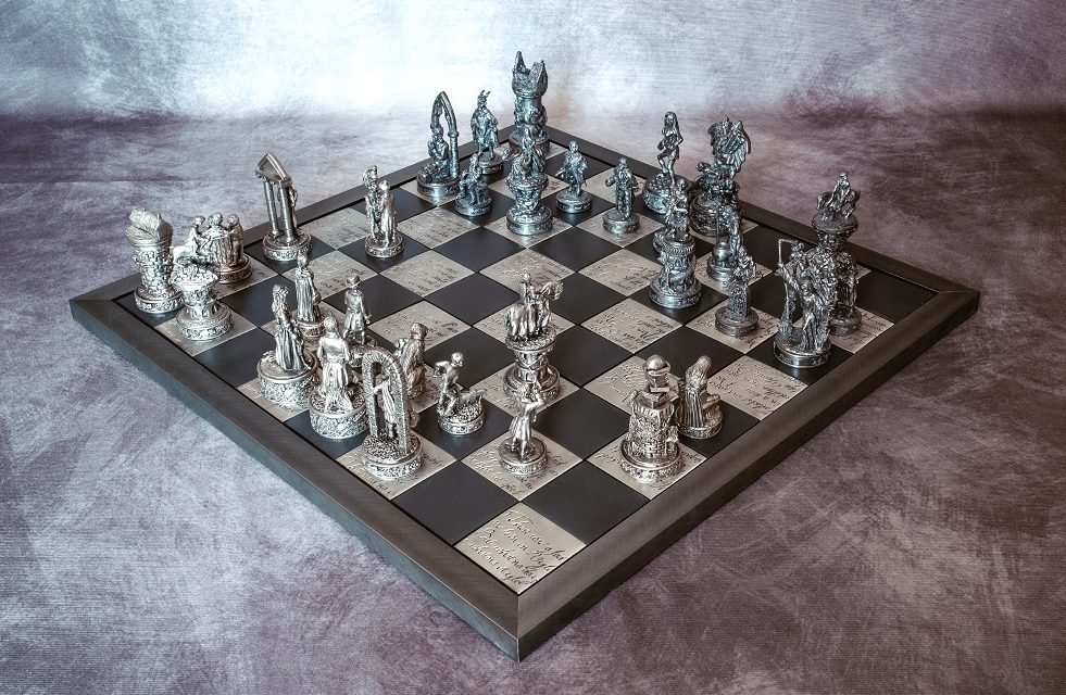 Gift feature: Collectible luxury hand-made chess set commemorates Scotland’s Battle of Bannockburn.