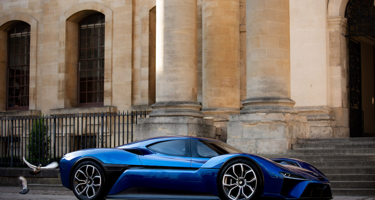 NIO EP9 headlines Scramble feature display