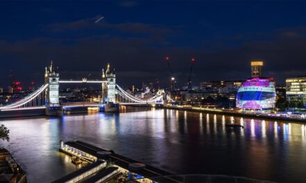 Nissan transforms London landmark to celebrate the finale of the 2023 Formula E season