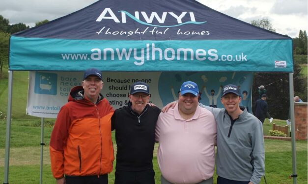 Golfers pitch in to help toiletry bank
