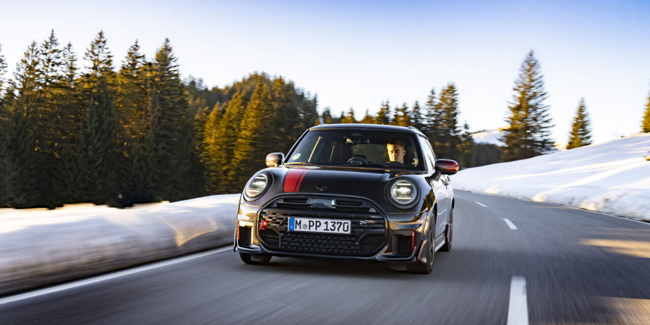 Maximum performance on snow and ice: The MINI John Cooper Works with genuine accessories