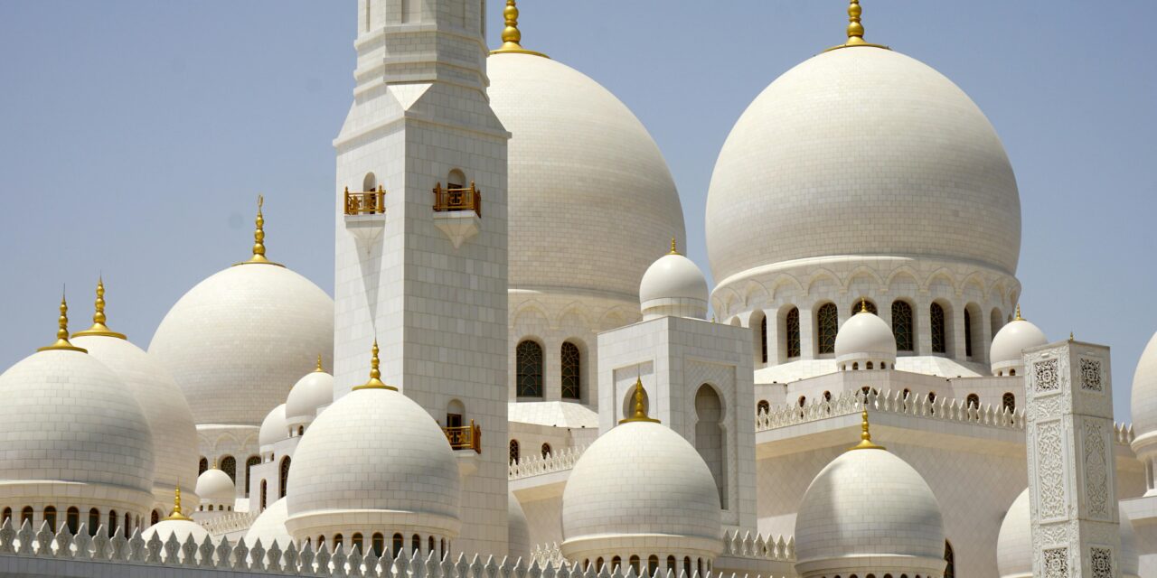 Men’s Thobes: Top Styles and Colours from Oman, UAE, Morocco & More