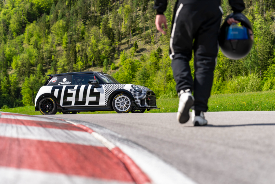 Line-up for the 24-hour race: Samantha Tan makes her debut in the MINI John Cooper Works at the Nürburgring