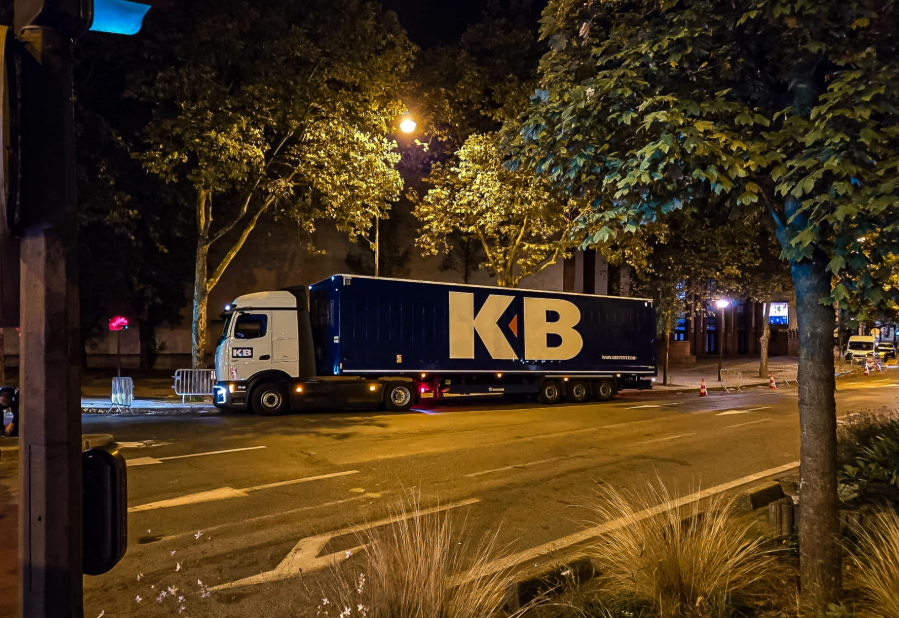 From runway to responsibility: electric Mercedes-Benz eActros 600 brings zero emissions logistics to Paris Fashion Week