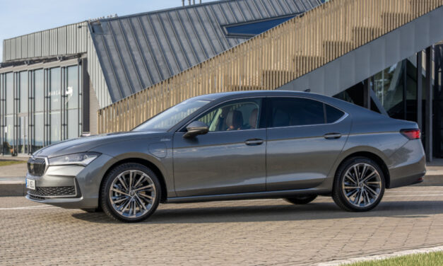 Superb Hatch version receives a plug-in hybrid powertrain with 200 kW output