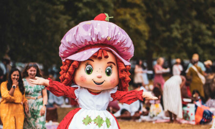 550 cakes and 1,000+ attendees at London’s CAKE PICNIC with Strawberry Shortcake