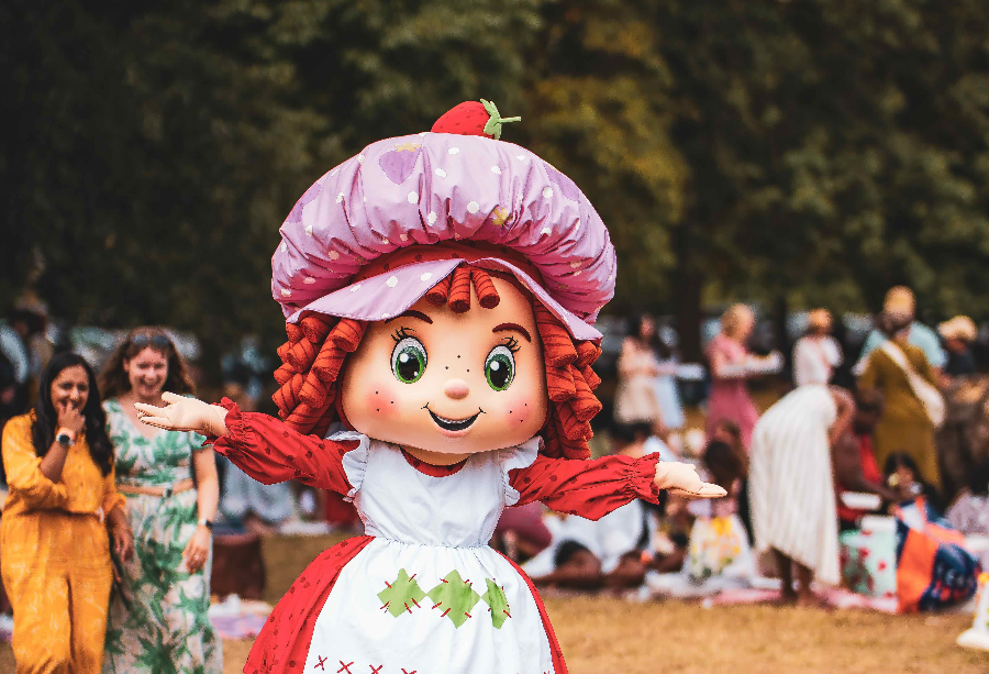 550 cakes and 1,000+ attendees at London’s CAKE PICNIC with Strawberry Shortcake